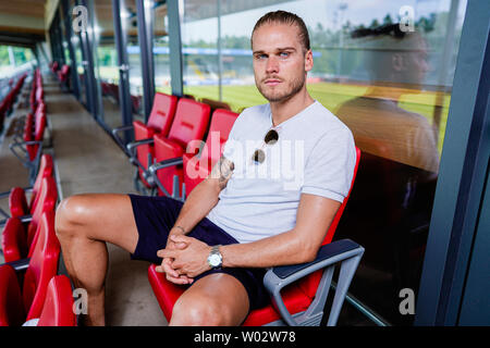 Di Sandhausen, Germania. Il 25 giugno, 2019. Rurik Gislason, giocatore di seconda divisione football team SV Sandhausen, siede sulla tribuna dello stadio. Gislason da SV Sandhausen divenne famosa in tutto il mondo un anno fa. Non perché egli ha consegnato sensazionali performances per Islanda presso la Coppa del Mondo in Russia, ma a causa del suo aspetto. (A dpa " Un anno dopo il hype: la vita nuova del 'bello' Rurik Gislason') Credito: Uwe Anspach/dpa/Alamy Live News Foto Stock