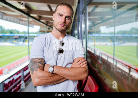 Di Sandhausen, Germania. Il 25 giugno, 2019. Rurik Gislason, giocatore di seconda divisione Calcio team SV Sandhausen, è in piedi sulla tribuna dello stadio. Gislason da SV Sandhausen divenne famosa in tutto il mondo un anno fa. Non perché egli ha consegnato sensazionali performances per Islanda presso la Coppa del Mondo in Russia, ma a causa del suo aspetto. (A dpa " Un anno dopo il hype: la vita nuova del 'bello' Rurik Gislason') Credito: Uwe Anspach/dpa/Alamy Live News Foto Stock