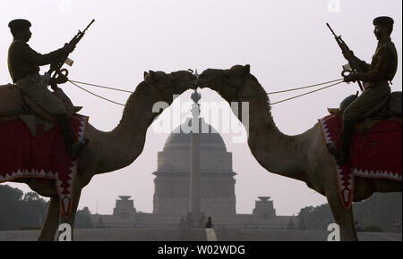 Confine indiano di sicurezza soldati di forza montato su cammelli stand presso la prova del ritiro di battitura, in New Delhi, India, 21 gennaio 2008. Il Ritiro di battitura segna la fine della Repubblica alle celebrazioni del Giorno. UPI (foto) Foto Stock