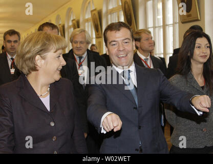 Il Presidente russo Dmitry Medvedev (R) e il Cancelliere tedesco Angela Merkel a piedi insieme all Università di San Pietroburgo il 2 ottobre 2008. Merkel ha detto lei russo ospita durante la sua visita il giovedì che l'integrità territoriale della Georgia è stata non negoziabili, implicitamente rimprovero a Mosca per il riconoscimento di due regioni georgiane come stati indipendenti. (UPI foto/Anatoli Zhdanov) Foto Stock