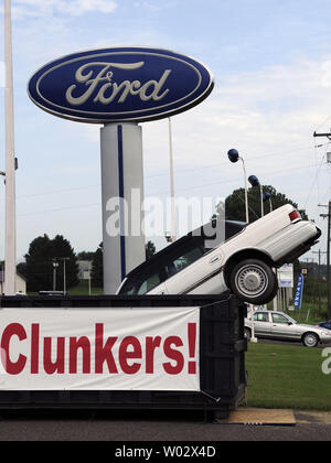 Un display con una vettura in un cassonetto a Ford Auto concessionaria pubblicizza le vetture indennità sistema di sconti (automobili) programma, noto anche come "in contanti per Clunkers,' in Culpeper, in Virginia, il 11 agosto 2009. Lo sconto auto consente agli acquirenti di ricevere fino a 4.500 dollari da parte del governo verso l'acquisto di una qualifica di un nuovo veicolo durante la negoziazione di un modello più vecchio che arriva a 18 miglia per gallone o meno. UPI/Alexis C. Glenn Foto Stock