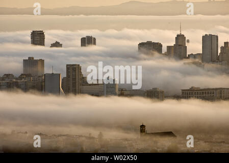 Una nebbia bassa coperte la baia e la città di sunrise come edifici più alti e colline salire al di sopra di essa in San Francisco il 10 settembre 2009. UPI/Terry Schmitt Foto Stock