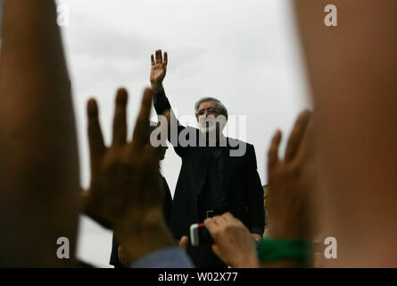 Candidato riformista Mir Hossein Mousavi parla ai suoi sostenitori che si ritrovano nelle strade di Teheran per manifestare contro i risultati del Iraniano elezione presidenziale in Tehran, Iran il 18 giugno 2009. UPI Foto Stock