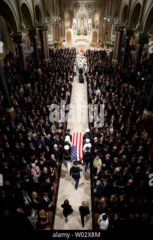 Il senatore Edward Kennedy bandiera-drappeggiato bara è portato nella nostra Signora del Perpetuo Soccorso nella Basilica di Boston, durante il servizio funebre Agosto 29, 2009. UPI/Chuck Kennedy/White House Foto Stock