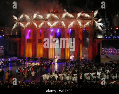 Fuochi d'artificio esplodere dalla Porta di Brandeburgo a conclusione di una cerimonia per commemorare il ventesimo anniversario della caduta del muro di Berlino del 9 novembre 2009. UPI/David Silpa Foto Stock