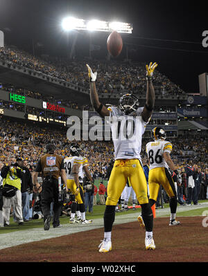 Pittsburgh Steelers wide receiver Santonio Holmes (10) celebra il suo gioco vincente di ricezione di touchdown contro l'Arizona Cardinals nel quarto trimestre al Super Bowl XLIII presso Raymond James Stadium di Tampa, Florida, il 1 febbraio 2009. Lo Steelers ha sconfitto i Cardinali 27-23. UPI/Kevin Dietsch Foto Stock