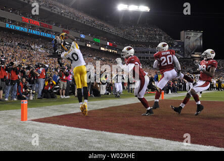 Pittsburgh Steelers wide receiver Santonio Holmes tira nel gioco vincente di ricezione di touchdown contro l'Arizona Cardinals nel quarto trimestre al Super Bowl XLIII presso Raymond James Stadium di Tampa, Florida, il 1 febbraio 2009. Lo Steelers ha sconfitto i Cardinali 27-23. UPI/Kevin Dietsch Foto Stock