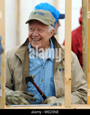 L ex Presidente Jimmy Carter lavora su una casa come parte dell'Habitat for Humanity Carter Progetto di lavoro nella zona nord-est di Washington, il 4 ottobre 2010. Carter e sua moglie Rosalynn stanno contribuendo a costruire sei case e riabilitare i sei altri nella Ivy città quartiere. UPI/Roger L. Wollenberg Foto Stock