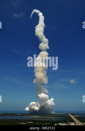 Space Shuttle Atlantis solleva dal launch pad 39A con sei membri dell'equipaggio al Kennedy Space Center in Florida il 14 maggio 2010. STS-132 Atlantis e il suo equipaggio volare la sua ultima missione pianificata per la Stazione spaziale internazionale e sono in grado di offrire il russo Modulo Mini-Research durante un 12-giorno di missione. UPI/Pat Benic Foto Stock