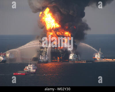 Fire barca equipaggi risposta battaglia lo sfolgorante resti di offshore Deepwater Horizon, al largo della costa di New Orleans, Louisiana on April 21, 2010. 11 I lavoratori sono scomparsi dopo la piattaforma petrolifera esplosa in aprile 20. UPI/STATI UNITI Coast Guard Foto Stock