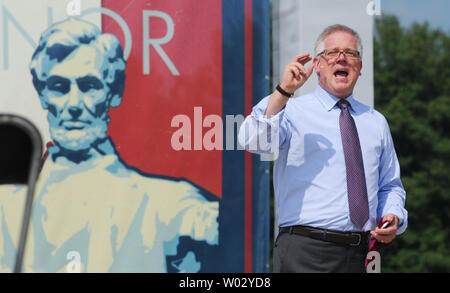 Fox News host TV Glenn Beck parla al suo 'Ripristino onore' rally presso il Lincoln Memorial a Washington il 28 agosto 2010. Il conservatore rally, ufficiosamente affiliati con il Tea Party movimento, ha attratto centinaia di migliaia di partecipanti. Beck agitata polemiche scegliendo per ospitare un rally su 28 Agosto presso il Lincoln Memorial, come è sul quarantasettesimo anniversario e la stessa posizione del dottor Martin Luther King Jr. storica "Ho un sogno" discorso. UPI/Alexis C. Glenn Foto Stock