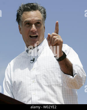 Ex Governatore del Massachusetts e candidato presidenziale repubblicano Mitt Romney annuncia la sua candidatura a Scamman Farm in Stratham, New Hampshire il 2 giugno 2011. UPI/Matthew Healey Foto Stock