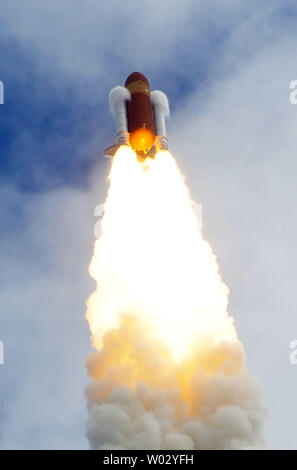 NASA Space Shuttle "Atlantis" lancia a 11:28 AM da complesso 39a al Kennedy Space Center, Florida il 8 luglio 2011. Il lancio con un equipaggio di quattro per la Stazione Spaziale Internazionale, la Missione STS 135, è finale della NASA nella missione dello shuttle 30 anni di storia. Ora che la stazione per la costruzione è completa, Atlantis consegnerà le forniture e le attrezzature per essere utilizzato presso il complesso durante il post era navetta. Da questo punto in poi, la stazione sarà fornito da con o senza presidio russo razzi Soyuz. SpaceX è anche la pianificazione per supportare la stazione una volta che la sua tecnologia è stato approv Foto Stock