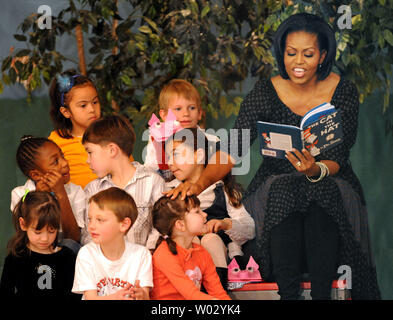 Stati Uniti la first lady Michelle Obama si legge "Il gatto nel cappello' Messicano con prima signora Margarita Zavala (non mostrato) e scolari al Oyster-Adams bilingue Scuola elementare a Washington il 3 marzo 2011. I corsi presso la scuola pubblica sono insegnate in lingua inglese e spagnola attraverso il grado 8a. UPI/Pat Benic Foto Stock