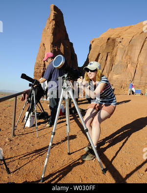 Fotografo, Katie Darby di Atlanta, Georgia imposta la sua telecamere nella preparazione di documentare le eclissi anulare come avviene nei cieli di Monument Valley National Park, Arizona il 20 maggio 2012..La durata di due ore ha raggiunto anche la massima copertura, o annularity, per circa quattro minuti come il sole è stato bloccato dalla luna al 6:34 pm ora locale. .UPI/Joe Marino-Bill Cantrell Foto Stock