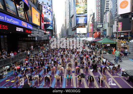 Migliaia di partecipanti si riuniscono in Times Square a praticare lo Yoga nella città di New York il 20 giugno 2012. UPI/John Angelillo Foto Stock