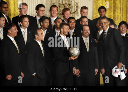 Il Presidente Usa Barack Obama si prepara a partono dopo la riunione Giocatori David Beckham (tenendo palla) e Landon Donovan (2nd, L), membri della galassia della LA Major League Soccer il Campionato del team alla Casa Bianca, 15 maggio 2012, a Washington, DC. UPI/Mike Theiler Foto Stock