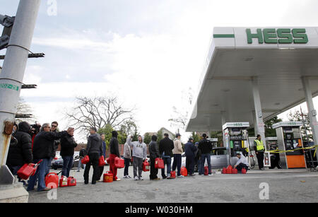 Linea di persone fino ad una stazione di gas vuote con contenitori di gas due giorni dopo l uragano Sandy colpisce il nord-est la sezione degli Stati Uniti sul percorso 46 nel New Jersey il 1 novembre 2012. L'effetto della sinistra di sabbia grandi parti di New York City e New Jersey con potenza di uscita e di transito di massa e i funzionari a Consolidated Edison ha detto che potrebbe essere fino a una settimana prima di potere è completamente ripristinato. UPI/John Angelillo Foto Stock