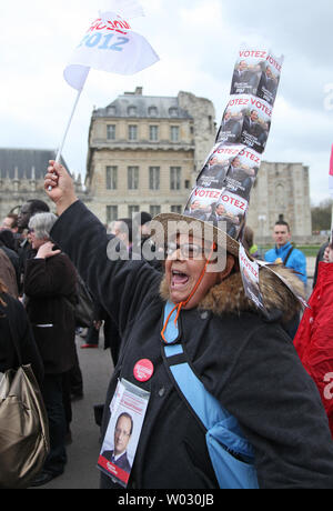 Un partecipante mostra il supporto per il Partito socialista francese speranzoso presidenziale Francois Hollande durante un rally al Chateau de Vincennes vicino a Parigi il 15 aprile 2012. Le stime iniziali rivendicazione oltre 100.000 tifosi hanno partecipato al rally. Gli ultimi sondaggi mostrano Hollande riacquistare slancio prima del primo turno di votazione il 22 aprile e vincere un 6 maggio runoff contro corrente il presidente francese Nicolas Sarkozy. UPI/David Silpa Foto Stock