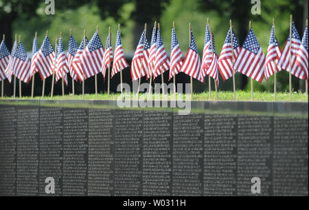 Bandierine americane adornano la parte superiore di il Memoriale dei Veterani del Vietnam durante la commemorazione del cinquantesimo anniversario della guerra il 28 maggio 2012 a Washington, DC. Il presidente Barack Obama e la first lady Michelle Obama era a portata di mano per la commemorazione. Più di 58.000 nomi dei soldati che erano stati uccisi o mancante nella guerra sono incise sulla parete. UPI/Pat Benic Foto Stock