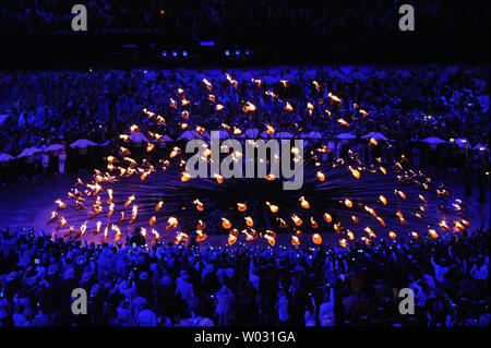 La fiamma olimpica è accesa durante la cerimonia di apertura del London 2012 Olimpiadi di estate a luglio 27, 2012 in Stafford, Londra. La torcia è stata accesa da Seven up-e-prossimi atleti britannici. UPI/Pat Benic Foto Stock