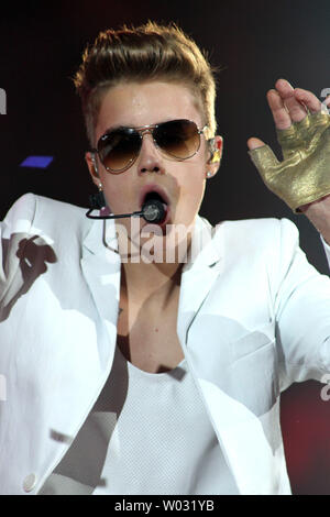 Justin Bieber esegue in concerto sul suo credo tour presso la American Airlines Arena di Miami il 26 gennaio 2013. UPI/Michael Bush Foto Stock