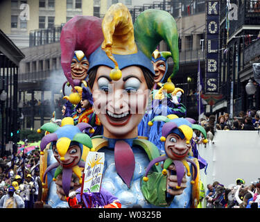 Il giullare galleggiante, un allegro simbolo del Mardi Gras, rotoli del Rex parade passato San Charles Avenue e Canal Street a New Orleans il martedì grasso, come spettatori per raggiungere i talloni su 12 Febbraio, 2013. Parate laminato e il partito è andato su nonostante sporadici di docce. UPI/A.J. Sisco Foto Stock