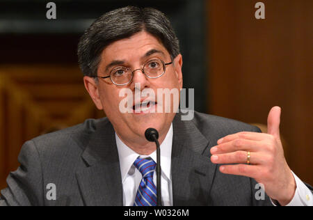 Ex capo del personale della Casa Bianca, Jacob Lew testimonia durante il suo senato Commissione Finanze audizione di conferma di essere il prossimo Segretario del Tesoro a Washington D.C. il 13 febbraio 2013. UPI/Kevin Dietsch Foto Stock