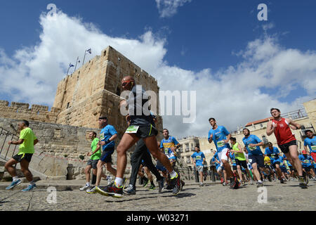 Corridori della maratona corsa all'interno della Città Vecchia di Gerusalemme, Israele, durante la Terza Internazionale annuale maratona di Gerusalemme il 1 marzo 2013. Alcuni 20.000 partecipanti sono scesi in piazza per la piena e mezza maratona e il 10k gare. L'Autorità palestinese ha invitato le guide e gli sponsor di boicottare la maratona per motivi politici. UPI/Debbie Hill Foto Stock