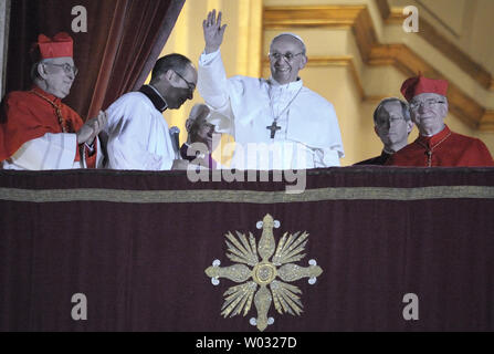 Argentina Jorge Bergoglio, eletto Papa Francesco, onde dalla finestra della Basilica di San Pietro il balcone dopo essere stato eletto il 266th papa della chiesa cattolica romana in Vaticano il 13 marzo 2013. Egli divenne il primo non-Papa europeo in quasi 1.300 anni. UPI/Stefano Spaziani Foto Stock