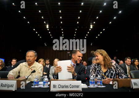 Da sinistra a destra, Arturo Rodriguez, Presidente del Regno i lavoratori agricoli e Charles Conner, Presidente del Consiglio Nazionale delle Cooperative di coltivatore e Alyson Eastman, presidente di Book-Ends Associates, testifiy durante un Senato Comitato Giudiziario Audizione sulla riforma dell immigrazione sul Campidoglio di Washington, il 22 aprile 2013. UPI/Kevin Dietsch Foto Stock