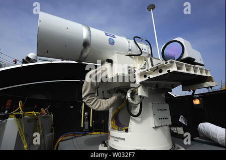 L'arma Laser System (leggi) è temporaneamente installato a bordo del guidato-missile destroyer USS Dewey (DDG 105) a San Diego, California, luglio 2012. Gli Stati Uniti La marina ha annunciato il 8 aprile 2013 da distribuire per la prima volta una delle sue navi che potrebbe essere utilizzata per il tiro giù fuchi e la disabilitazione di navi. Il prototipo sarà installato a bordo della USS Ponce entro il prossimo anno. L'arma viene eseguito su elettricità in modo che il costo è inferiore a $ 1 per ogni shot. UPI/John Williams/U.S. NAVY Foto Stock
