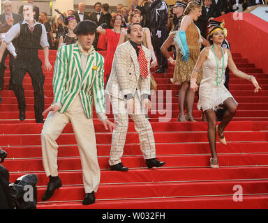 Ballerini eseguono sul tappeto rosso prima della proiezione del film "Il grande Gatsby" durante la serata di apertura del 66 annuale internazionale di Cannes Film Festival di Cannes, Francia il 15 maggio 2013. UPI/David Silpa Foto Stock