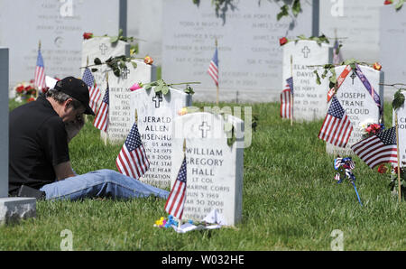 Rick Whisenhunt di West Plains, Missouri, piange la morte di suo figlio US Army SFC Jerald Whisenhunt Allen che è stato ucciso in Iraq nel 2008, presso il Cimitero Nazionale di Arlington del Memorial Day, in Arlington, Virginia, 27 maggio 2013. Il Memorial Day la nazione onora i suoi veterani militari e di coloro che sono morti nel paese di conflitti. UPI/Mike Theiler Foto Stock