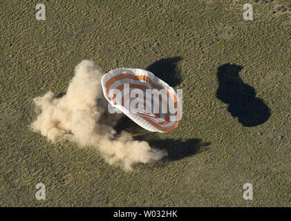 Il Soyuz TMA-07M veicolo spaziale è visto come si atterra con spedizione 35 Commander Chris Hadfield della Canadian Space Agency (CSA), la NASA tecnico di volo Tom Marshburn e Russo tecnico di volo Romanenko romano di l'agenzia Spaziale Federale Russa Roscosmos () in una remota area vicino alla città di Dzhezkazgan, Kazakistan, il 14 maggio 2013. Hadfield, Marshburn e Romanenko restituito da cinque mesi a bordo della Stazione spaziale internazionale dove sono serviti come membri della spedizione 34 e 35 equipaggi. UPI/Carla Cioffi/NASA Foto Stock