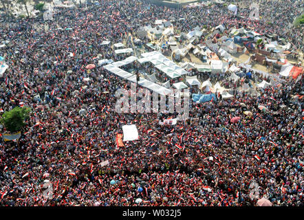 Gli egiziani protesta contro il Presidente Mohamed morsi e la Fratellanza Musulmana in Egitto distintivo della piazza Tahrir al Cairo, in Egitto, il 30 giugno 2013. Migliaia di persone si sono stretti in un tentativo di estromettere il Presidente Mohamed morsi. Le tensioni tra i morsi di sostenitori e avversari sono aumentati in piombo-fino all'anniversario, con almeno sette uccisi negli scontri la scorsa settimana. UPI/Ahmed Jomaa Foto Stock