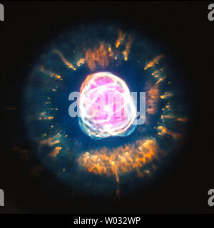 Stelle può diventare notevolmente fotogenico alla fine della loro vita, come NGC 2392, "eskimo nebula', che si trova a circa 4.200 anni luce dalla Terra. Planetario come nebulose NGC 2392, si formano quando una stella utilizza tutta l'idrogeno nel suo nucleo. Quando questo accade, la stella inizia a raffreddarsi ed espandere e gli strati esterni della stella vengono portati via da una spessa 50,000 chilometro all'ora vento, lasciando dietro di sé un cuore caldo con una temperatura superficiale di circa 50.000 gradi Celsius. La radiazione dalla calda Stella e l'interazione del suo vento veloce con il vento più lento crea il guscio del riduttore a planetari Foto Stock