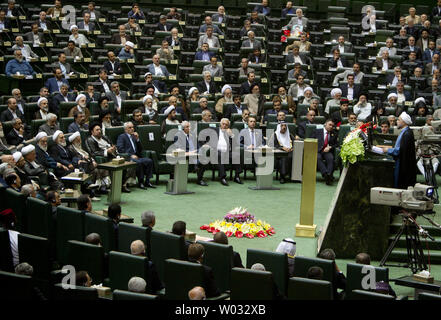 L'Iran è di nuovo presidente Hassan Rouhani (R) eroga un discorso durante la sua cerimonia di inaugurazione presso il parlamento iraniano a Teheran, Iran il 4 agosto 2013. Rouhani sollecitato un fine alle sanzioni internazionali in un discorso tenuto durante la sua cerimonia di inaugurazione. UPI/Maryam Rahmanian Foto Stock