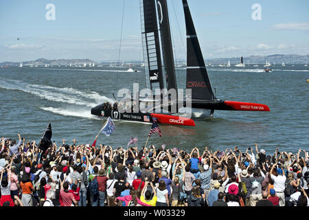 Team Oracle USA vele passato spettatori dopo aver vinto gara 14 della Coppa America regata contro Emirates Nuova Zelanda sulla Baia di San Francisco il 22 settembre 2013. Gli americani hanno vinto delle gare 14 e 15 per portare il cliente a 8-5 in favore del kiwi. UPI/Terry Schmitt Foto Stock