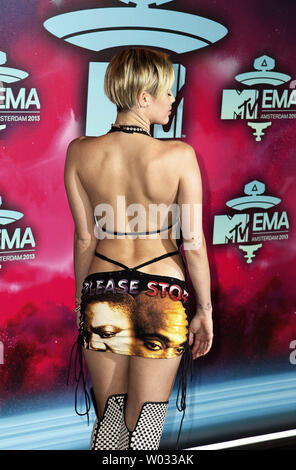 Miley Cyrus arriva a MTV Europe Music Awards ad Amsterdam in Olanda il 10 novembre 2013. UPI/David Silpa Foto Stock