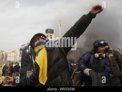 Governo anti-manifestanti si scontrano con l'Ucraina la polizia antisommossa ad una barricata su 19 Febbraio, 2014. Almeno 25 persone sono state uccise in violenze peggiori poiché l'Ucraina ha ottenuto la sua indipendenza nel 1991. UPI/Ivan Vakolenko Foto Stock