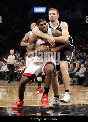 Reti di Brooklyn Mirza Teletovic viene chiamato per una flagrante fallo su Miami Heat LeBron James nel quarto trimestre presso Barclays Center a New York City il 10 gennaio 2014. Le reti sconfitto il calore 104-95 in doppia le ore di lavoro straordinario. UPI/John Angelillo Foto Stock