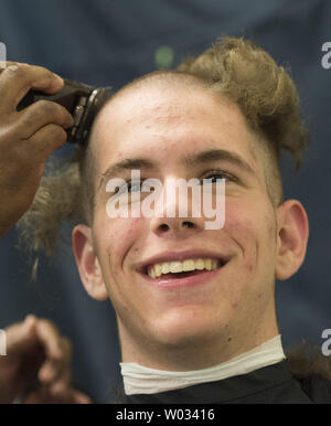 Arrivo Plebe Thomas Savage del nocciolo, Texas, ha la sua testa rasata sul giorno di induzione all'U.S. Naval Academy in Annapolis, Maryland, Luglio 1, 2014. Giorno di induzione è il primo giorno di istruzione per la classe di 2018 e imposta il fondamento della loro formazione militare. UPI/Kevin Dietsch Foto Stock