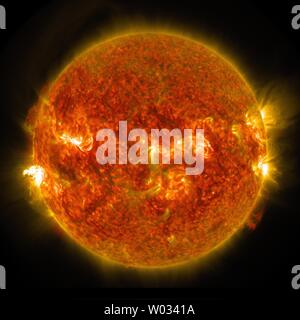 Questa immagine della NASA, adottate il 24 agosto 2014 dal Solar Dynamics Observatory, catturate le immagini di un brillamento solare che è scoppiata sul lato sinistro del sun. UPI/NASA Foto Stock