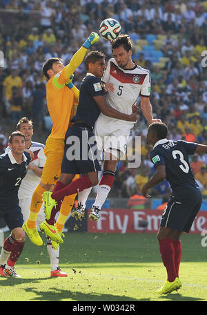 Hugo Lloris di Francia punzoni chiaro sotto pressione da Mats Hummels della Germania durante il 2014 FIFA World Cup Quarti di finale corrisponde all'Estadio do Maracana di Rio de Janeiro in Brasile nel mese di luglio 04, 2014. UPI/Chris Brunskill Foto Stock