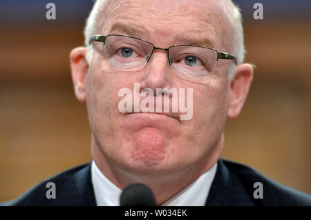 Secret Service Director Joseph Clancy testimonia durante una casa Homeland Security sottocomitato audizione sul servizio segreto di bilancio, sulla Capitol Hill a Washington D.C. il 17 marzo 2015. Clancy ha risposto alle domande sulle recenti accuse di intossicati agenti dei servizi segreti di schiantarsi in una barricata di sicurezza come essi tornarono a casa bianca. Foto di Kevin Dietsch/UPI Foto Stock