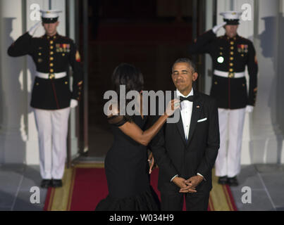 La First Lady Michelle Obama regola il Presidente Barack Obama il filtro bow tie in attesa che il presidente cinese Xi e sua moglie Peng Liyuan per arrivare ad una cena di Stato alla Casa Bianca a Washington D.C. il 25 settembre 2015. Foto di Kevin Dietsch/UPI Foto Stock