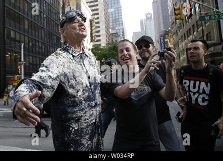 Bill Murray è circondato da i membri del pubblico su Broadway alla vigilia delle finali 'Late Show con David Letterman alla Ed Sullivan Theater di New York City il 19 maggio 2015. Murray era Letterman la prima valutazione quando apparve con Letterman nel 1982 sul NBC 'tarda notte.' Murray ha fatto la stessa cosa di un decennio più tardi, quando fu la prima valutazione sul "Late Show' dopo il Letterman spostato alla CBS nel 1993. Foto di Giovanni Angelillo/UPI Foto Stock