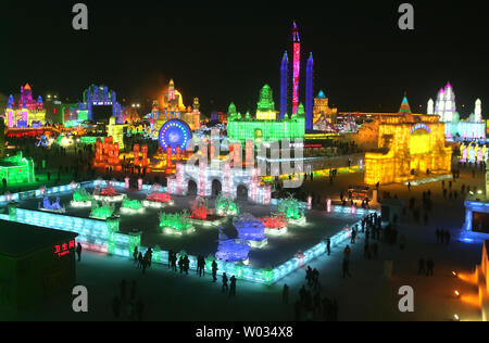 Cinese e i turisti stranieri che visitano la annuale internazionale di ghiaccio e Snow Sculpture Festival di Harbin, la capitale della Cina nord-est della provincia di Heilongjiang, 14 gennaio 2015. Il festival è il più grande del suo genere in tutto il mondo e per mostrare la più grande sculture di neve e ghiaccio in tutto il mondo come bene. Foto di Stefano rasoio/UPI Foto Stock