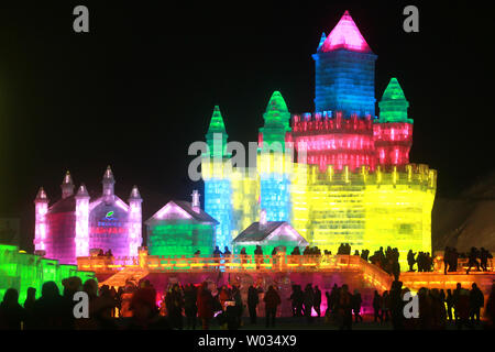 Cinese e i turisti stranieri che visitano la annuale internazionale di ghiaccio e Snow Sculpture Festival di Harbin, la capitale della Cina nord-est della provincia di Heilongjiang, 14 gennaio 2015. Il festival è il più grande del suo genere in tutto il mondo e per mostrare la più grande sculture di neve e ghiaccio in tutto il mondo come bene. Foto di Stefano rasoio/UPI Foto Stock